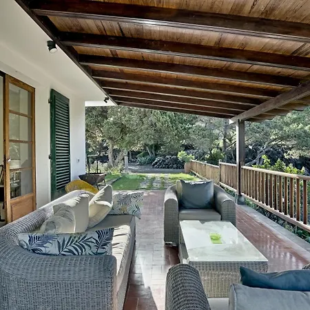 Sabinas - El Guincho, Villa